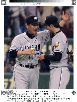 Hanshin manager Hoshino congratulates Igawa on win