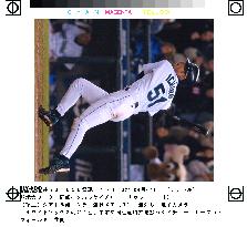 Ichiro singles home tying run