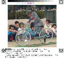 Koizumi shows bicycle-riding skills to schoolchildren