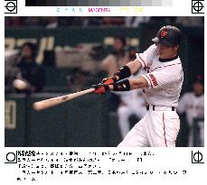 Giants' Shimizu hits RBI single against Swallows