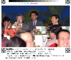 Koizumi arrives in Boao for economic forum, summit talks