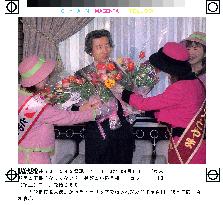 Koizumi presented with Toyama tulips