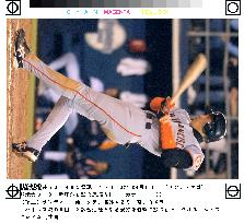 Giants' Shinjo extends hitting streak to 8 games