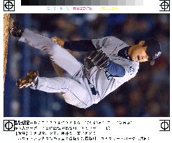 Hasegawa pitches a perfect inning in relief
