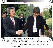 (1)Koizumi talks with N.Z. Premier Clark