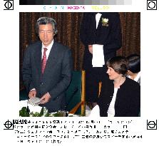 Koizumi speaks at dinner