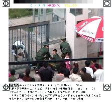 (1)Police seize N. Korean asylum seekers at Japan consulate
