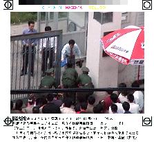 (2)Police seize N. Korean asylum seekers at Japan consulate