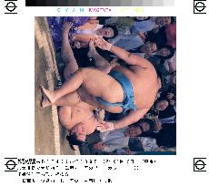 Musashimaru narrowly wins on 1st day of summer sumo tourney