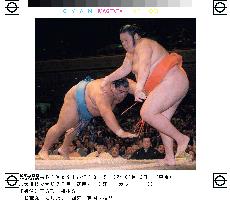 Yokozuna Musashimaru beats No. 1 maegashira Toki