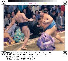 Yokozuna Masashimaru stays unbeaten in summer sumo tourney