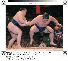 Ozeki Tochiazuma beats komusubi Wakanosato