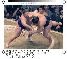 Ozeki Tochiazuma tripped up in summer sumo