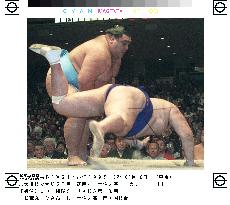 Yokozuna Musashimaru unstoppable at summer sumo