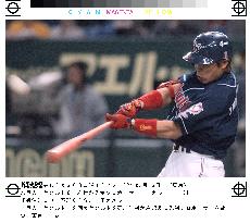 Swallows' Iwamoto hits solo homer off Giants' Kuwata