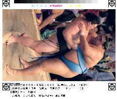 Musashimaru undefeated in summer sumo