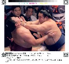Chiyotaikai gains 9th win in summer sumo