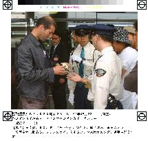 (2)French soccer superstar Zidane arrives in Japan