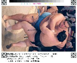 Musashimaru 1 win away from 11th title at summer sumo