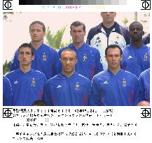 (2)French soccer team pose for photograph