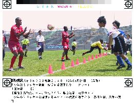 Ecuador team members give soccer tips to Japanese children