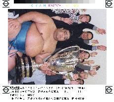 Musashimaru falls to Kaio, but wins summer sumo tourney