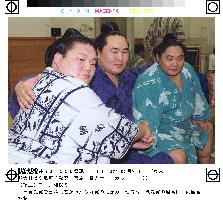 Mongolian-born Asashoryu wins Fighting Sprit Prize at summer sumo