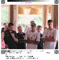 Irish soccer players visit Izumo Shrine