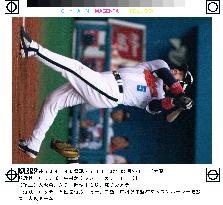 Nakamura hits game-deciding 3-run homer