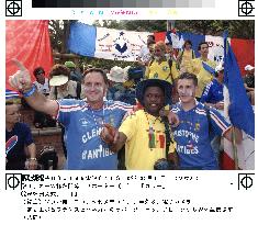 (1)Supporters from France and Senegal