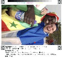 (2)Supporters from France and Senegal