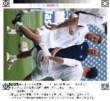 (1)England soccer team opens training to media