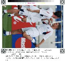 (2)England soccer team opens training to media