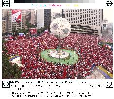 People gather in Seoul before S. Korea-U.S. match+