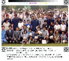 (4)Children cheer Japan squad