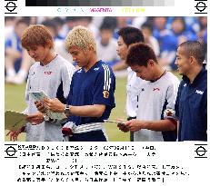 (2)Children cheer Japan squad