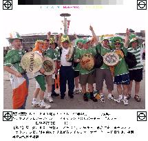 (2)Supporters in Yokohama