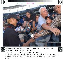Giants' Shinjo signs autographs for fans