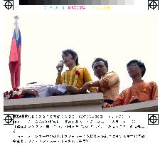 (1)Pro-democracy leader Suu Kyi visits Mandalay