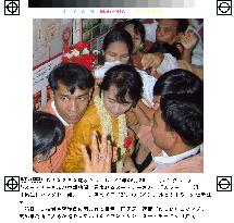 (2)Pro-democracy leader Suu Kyi visits Mandalay