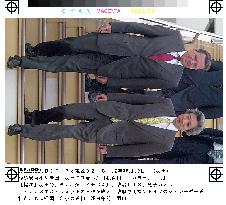 (2) Koizumi, Schroeder arrive in Tokyo after G-8 summit