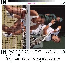 Sugiyama, Fujiwara win in second round of women's doubles