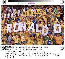 (2)Supporters in Yokohama