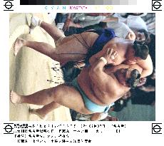 Musashimaru breezes through on 1st day of Nagoya sumo