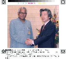 Indian Defense Minister Fernandes talks with Koizumi