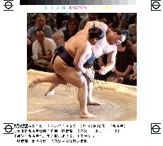 Asashoryu beats Tochinonada
