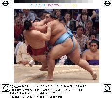 Musashimaru beats Kyokushuzan