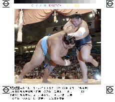 Musashimaru defeated by Tochinonada