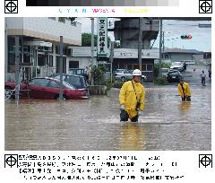 (2)Typhoon Chataan rakes northeast