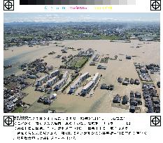 (3)Typhoon Chataan rakes northeast